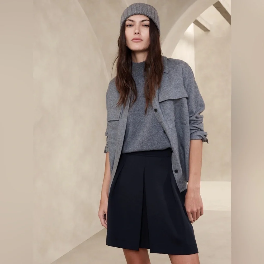 NWT! Banana Republic Navy Blue Trueno Pleated Skirt  - Size 4 🧉